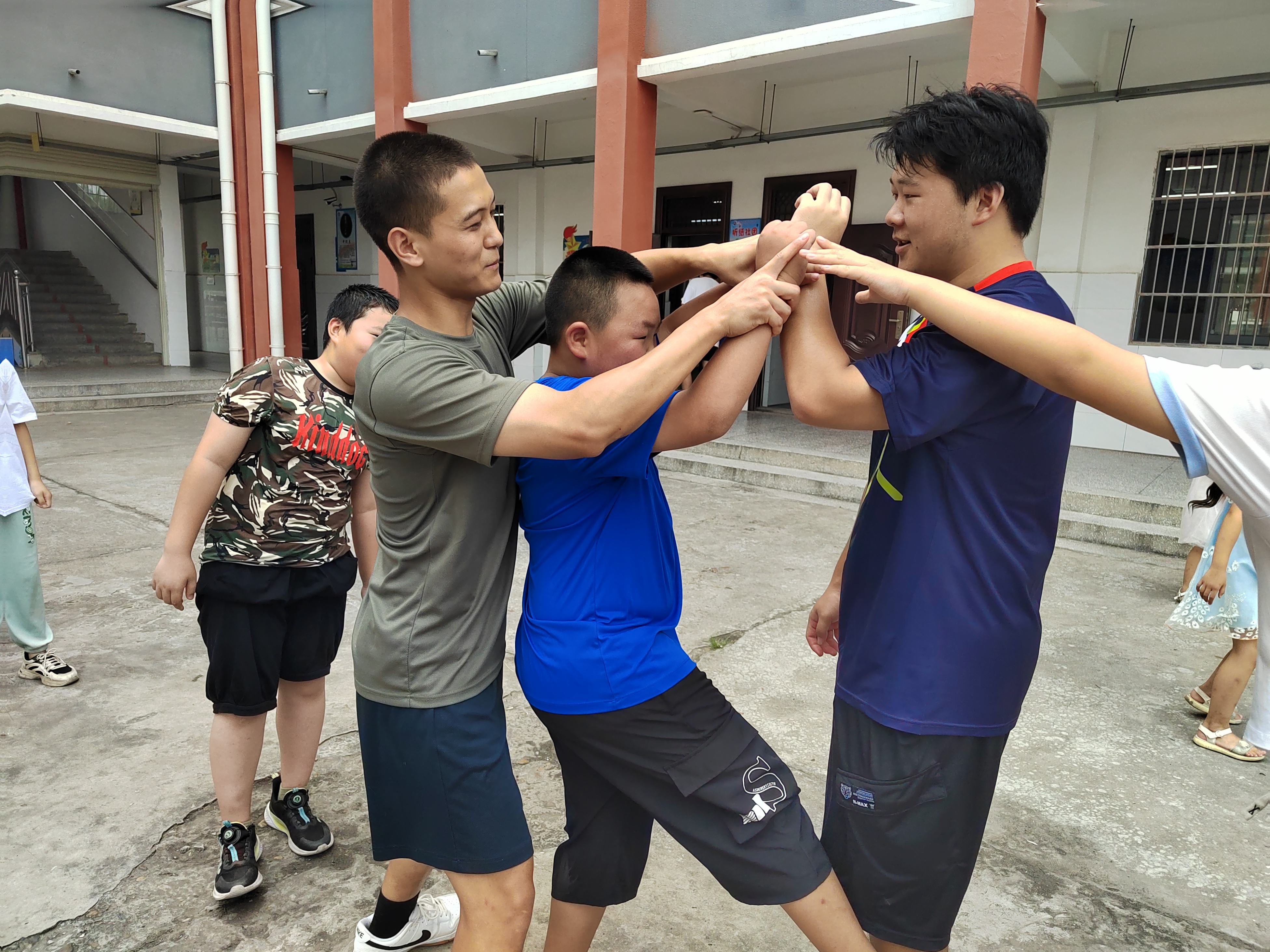 IM电竞下载网址-队员间默契配合,形成整体强大力量的句子